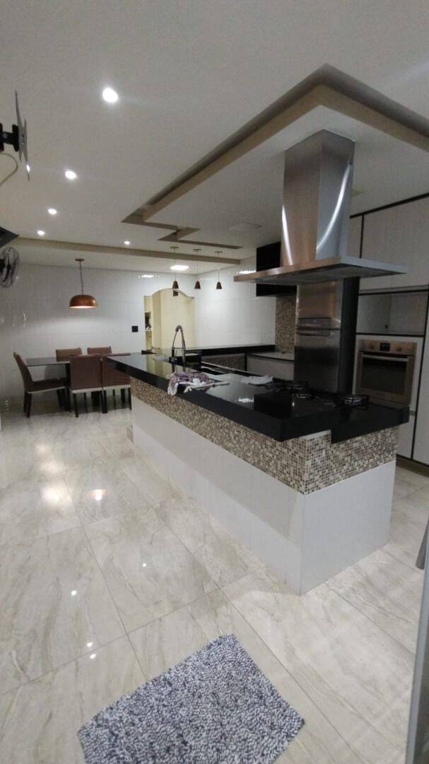 Sobrado, 3 quartos, 332 m² - Foto 1